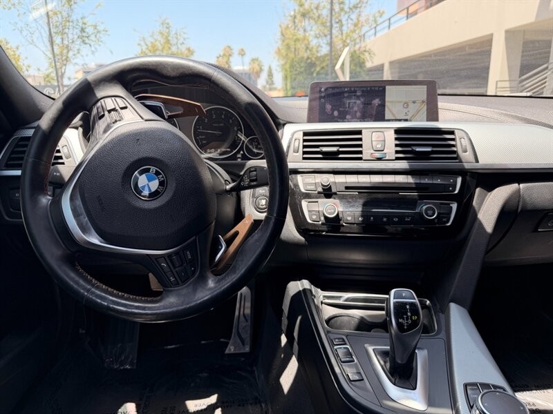 BMW 3 Series Vehicle Full-screen Gallery Image 10