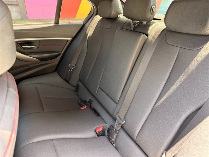 BMW 3 Series Vehicle Full-screen Gallery Image 12