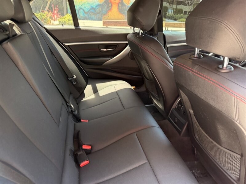 BMW 3 Series Vehicle Full-screen Gallery Image 13