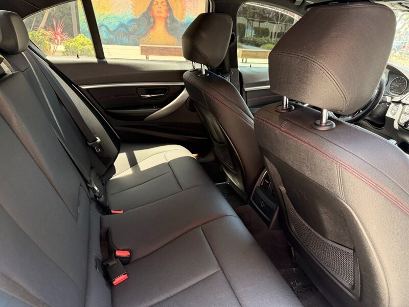 BMW 3 Series Vehicle Full-screen Gallery Image 14