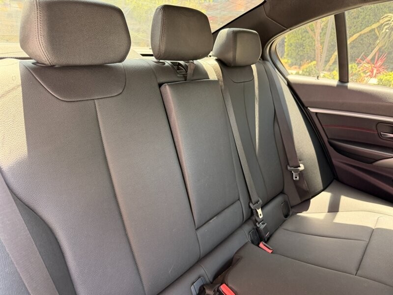 BMW 3 Series Vehicle Full-screen Gallery Image 15