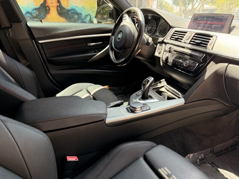 BMW 3 Series Vehicle Full-screen Gallery Image 16