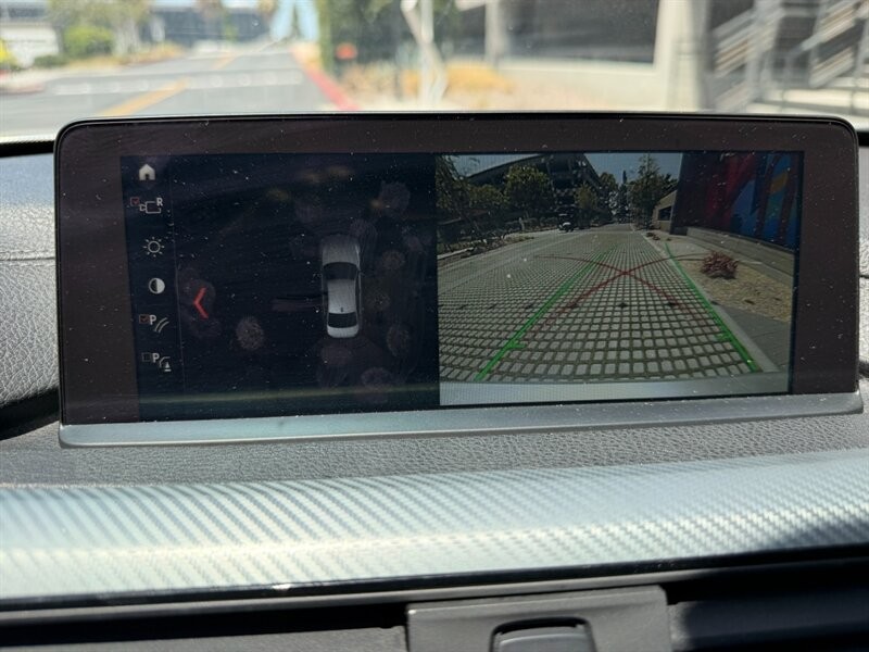 BMW 3 Series Vehicle Full-screen Gallery Image 17