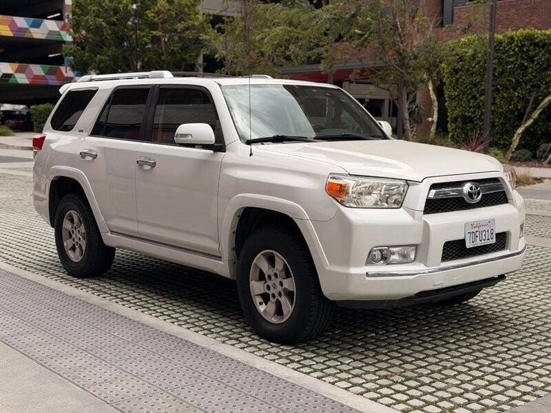 Toyota 4Runner Vehicle Full-screen Gallery Image 03
