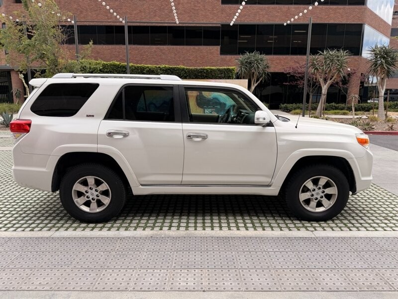 Toyota 4Runner Vehicle Full-screen Gallery Image 04