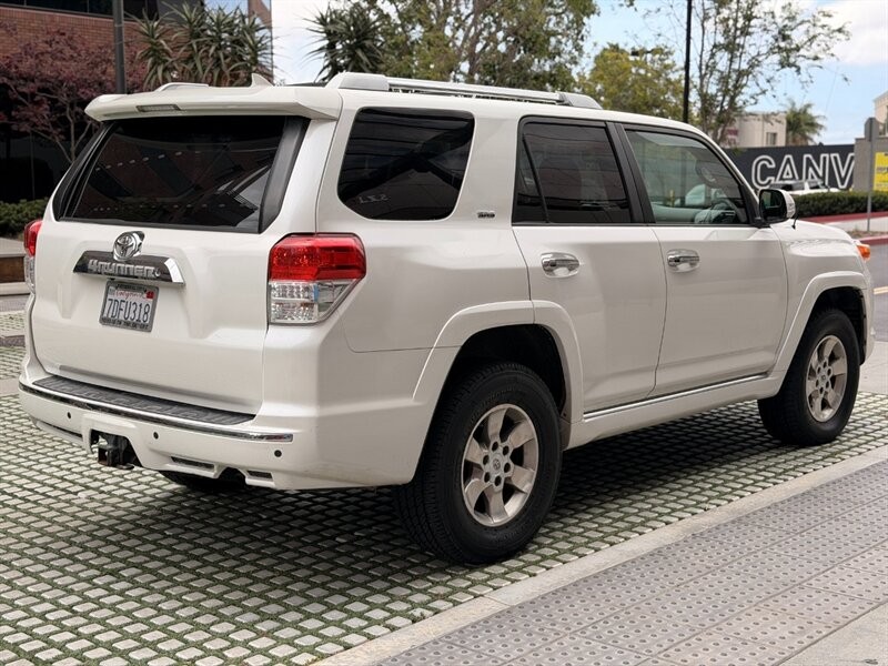 Toyota 4Runner Vehicle Full-screen Gallery Image 05