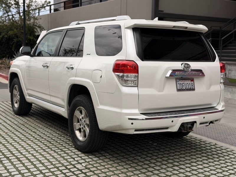 Toyota 4Runner Vehicle Full-screen Gallery Image 07