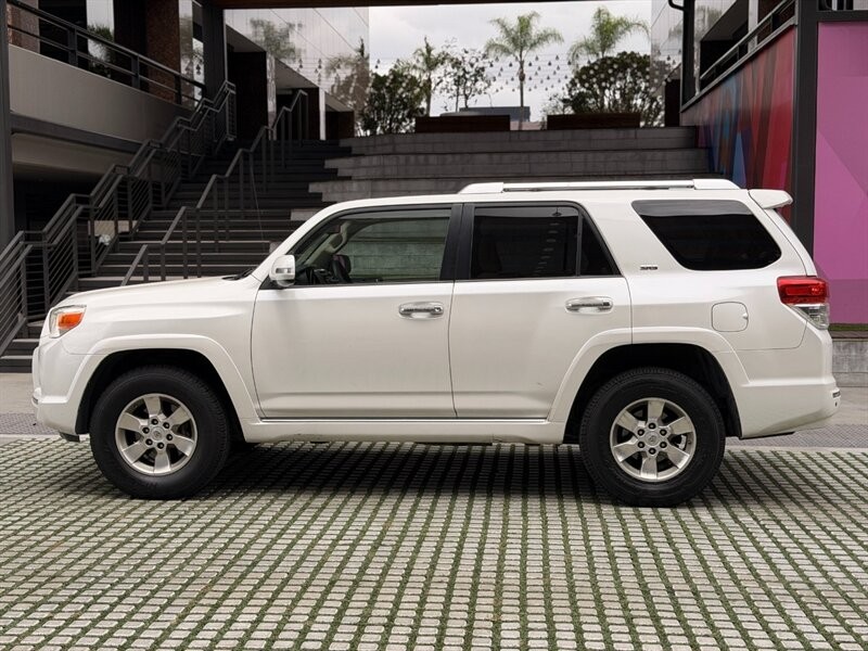 Toyota 4Runner Vehicle Full-screen Gallery Image 08