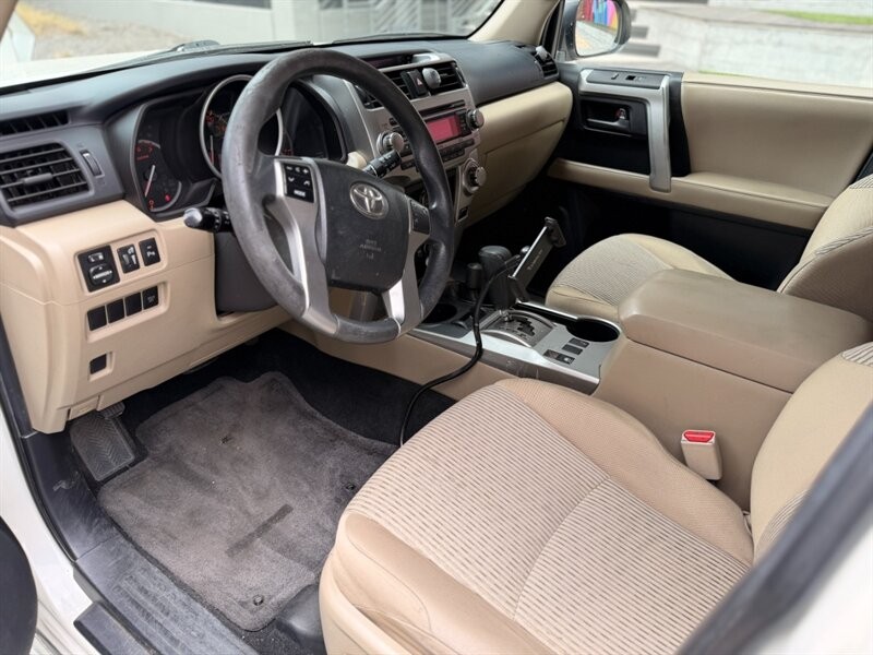 Toyota 4Runner Vehicle Full-screen Gallery Image 09