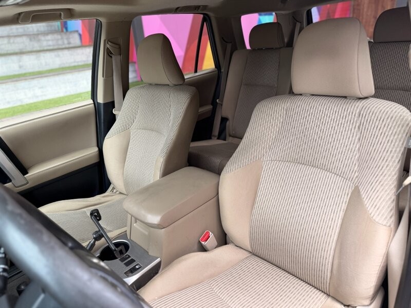 Toyota 4Runner Vehicle Full-screen Gallery Image 10