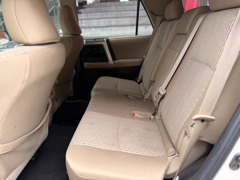 Toyota 4Runner Vehicle Full-screen Gallery Image 11