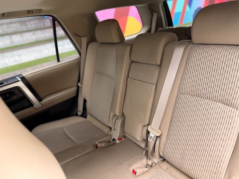Toyota 4Runner Vehicle Full-screen Gallery Image 12