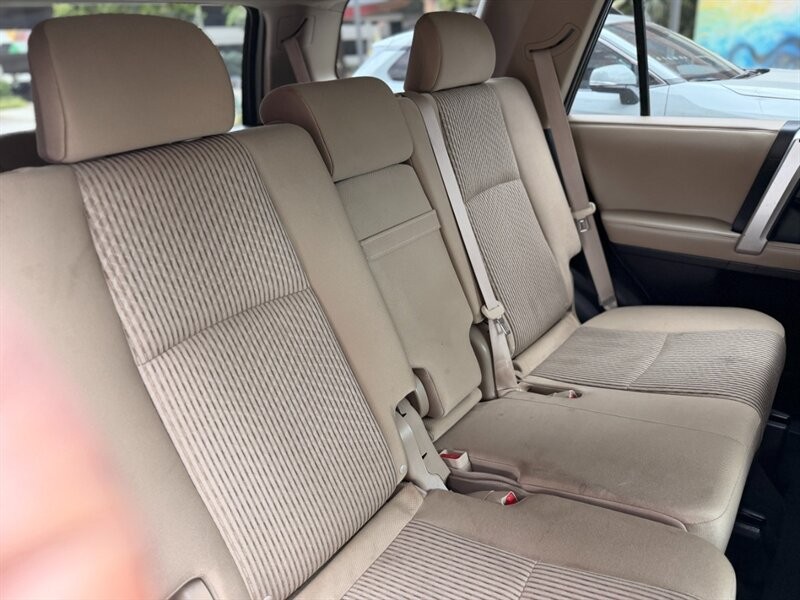 Toyota 4Runner Vehicle Full-screen Gallery Image 13