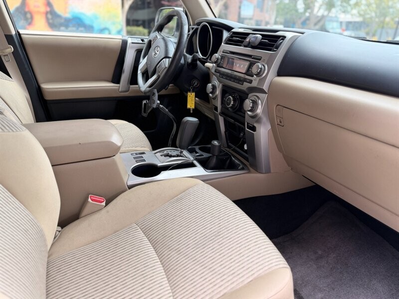 Toyota 4Runner Vehicle Full-screen Gallery Image 14