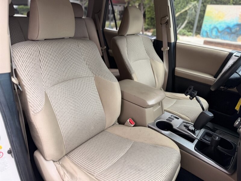 Toyota 4Runner Vehicle Full-screen Gallery Image 15