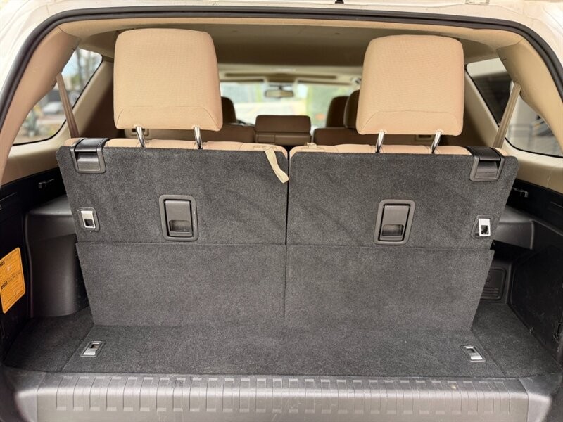 Toyota 4Runner Vehicle Full-screen Gallery Image 16