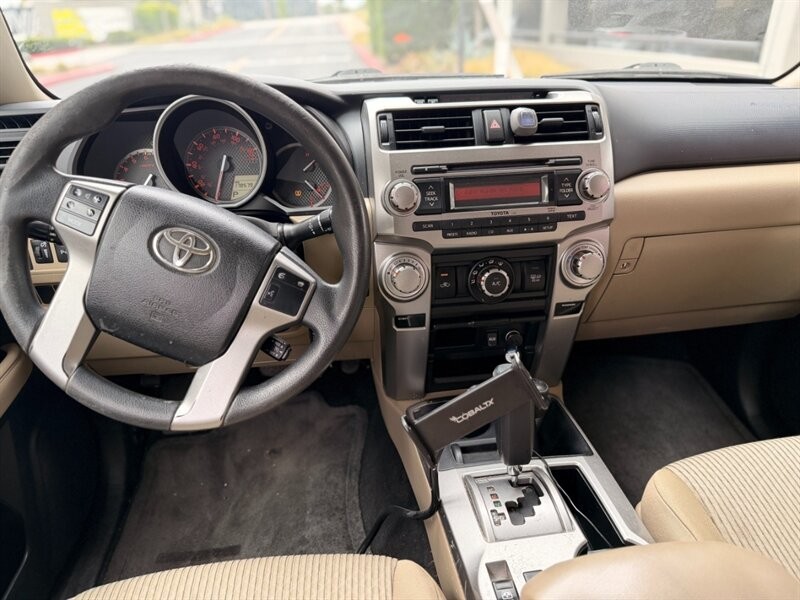 Toyota 4Runner Vehicle Full-screen Gallery Image 17