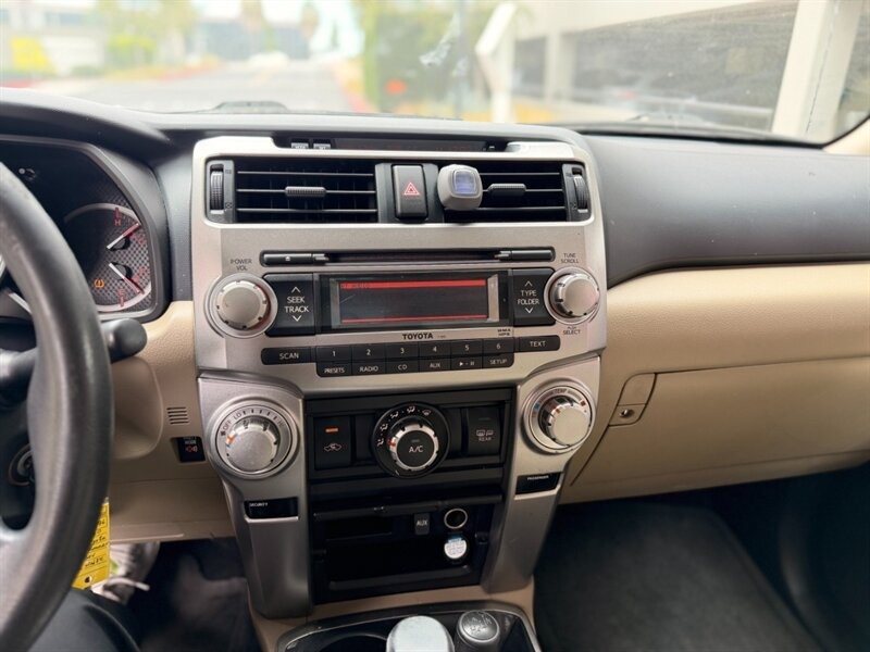 Toyota 4Runner Vehicle Full-screen Gallery Image 19