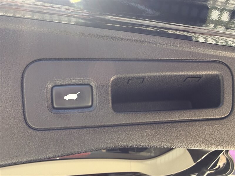Acura MDX Vehicle Full-screen Gallery Image 15