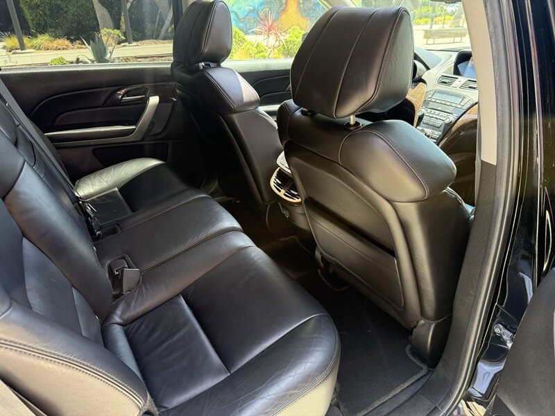 Acura MDX Vehicle Full-screen Gallery Image 17