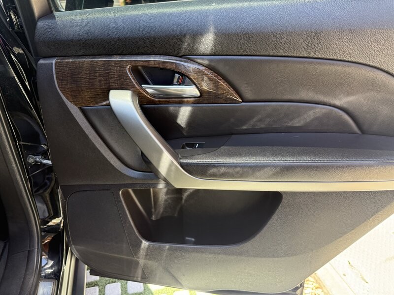 Acura MDX Vehicle Full-screen Gallery Image 24