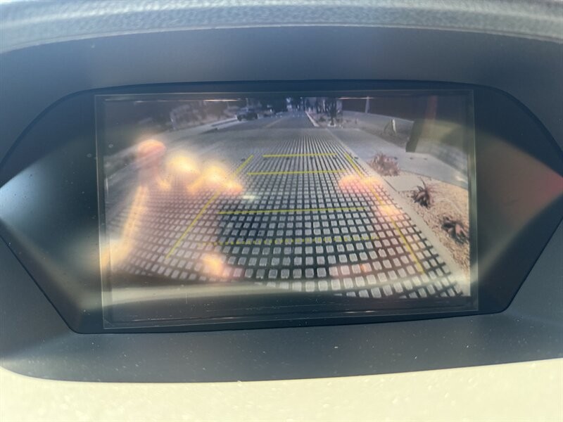Acura MDX Vehicle Full-screen Gallery Image 30