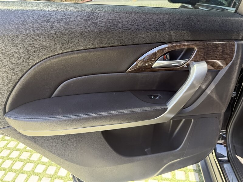 Acura MDX Vehicle Full-screen Gallery Image 35