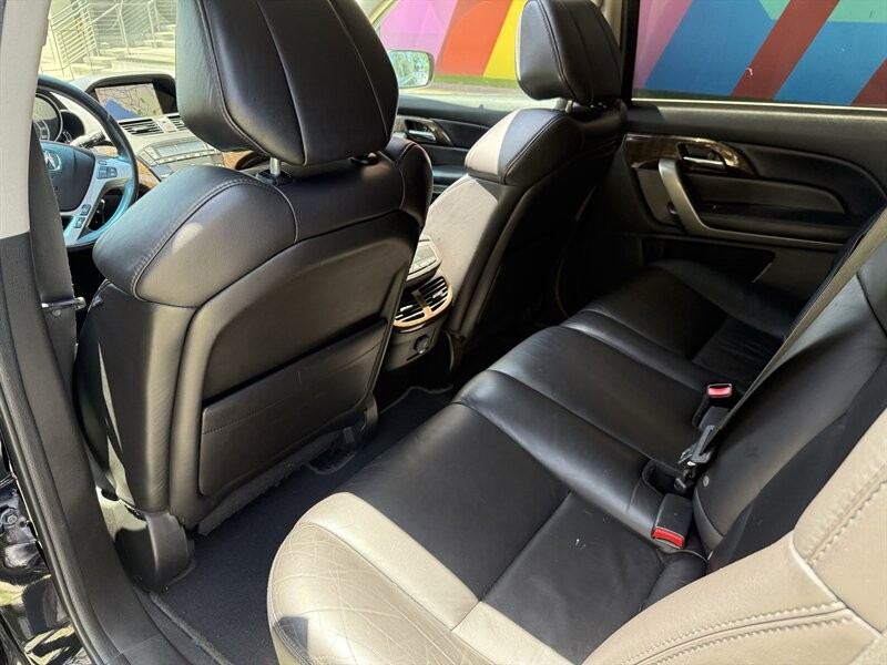 Acura MDX Vehicle Full-screen Gallery Image 38