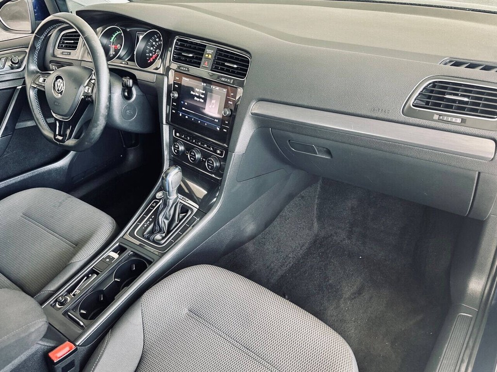 Volkswagen e-Golf Vehicle Full-screen Gallery Image 10