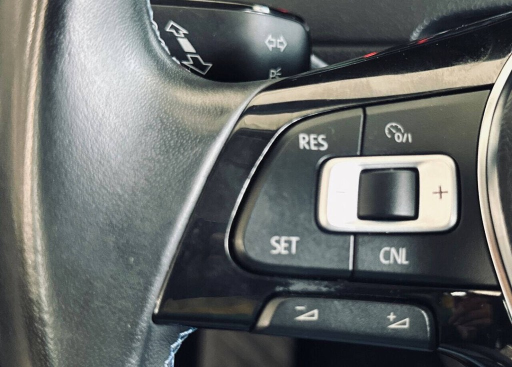 Volkswagen e-Golf Vehicle Full-screen Gallery Image 19