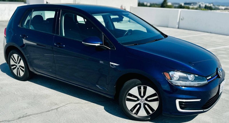 Volkswagen e-Golf Vehicle Full-screen Gallery Image 04