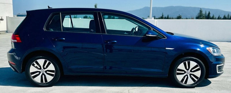 Volkswagen e-Golf Vehicle Full-screen Gallery Image 06