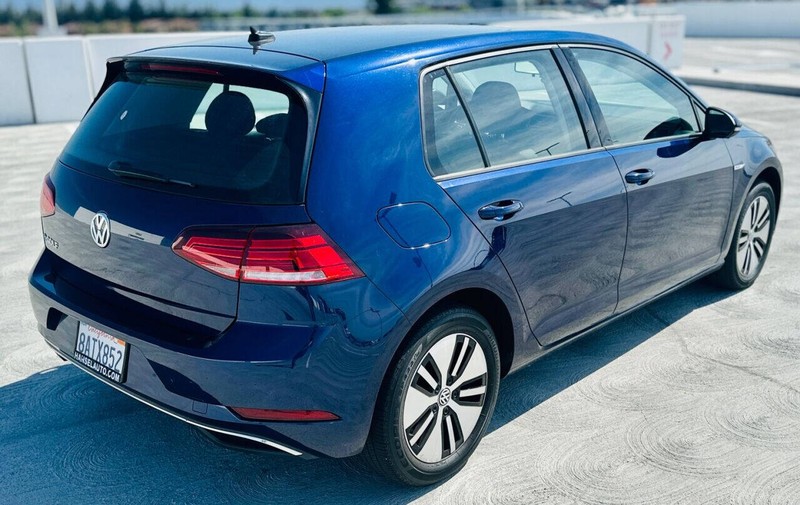 Volkswagen e-Golf Vehicle Full-screen Gallery Image 09