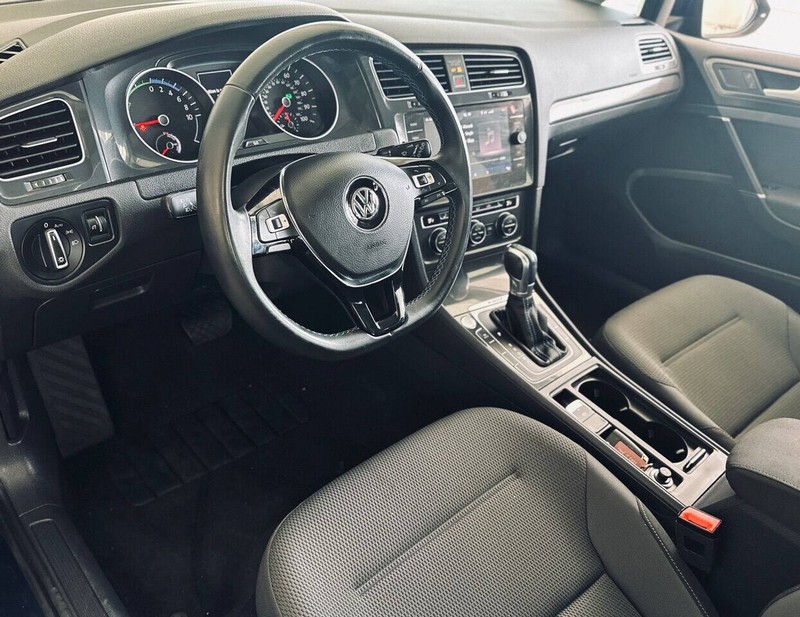 Volkswagen e-Golf Vehicle Full-screen Gallery Image 11