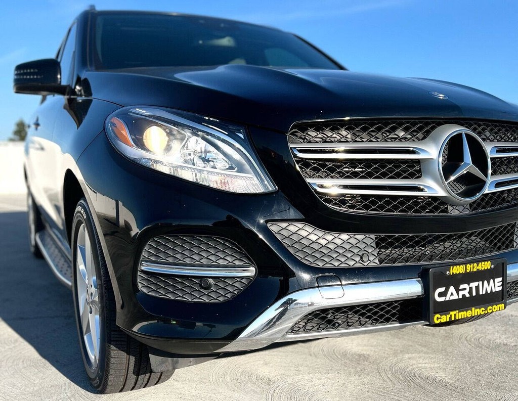 Mercedes-Benz GLE Vehicle Full-screen Gallery Image 04