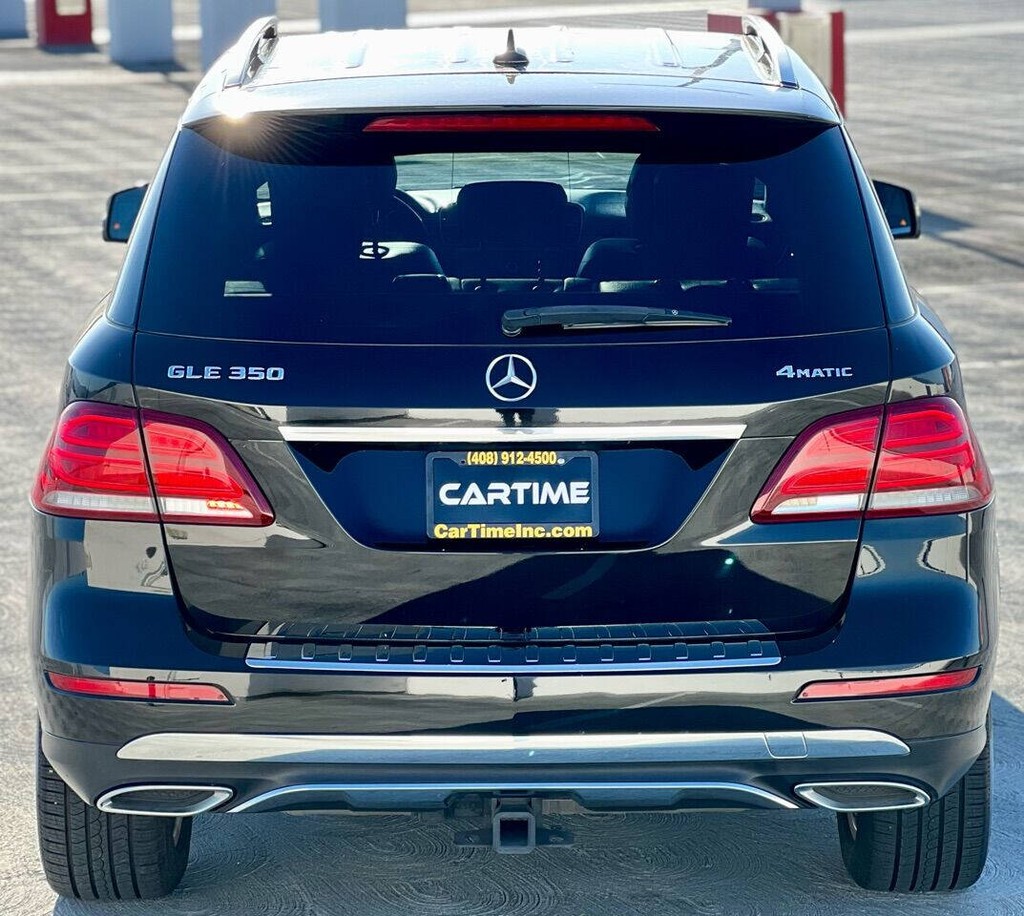 Mercedes-Benz GLE Vehicle Full-screen Gallery Image 09