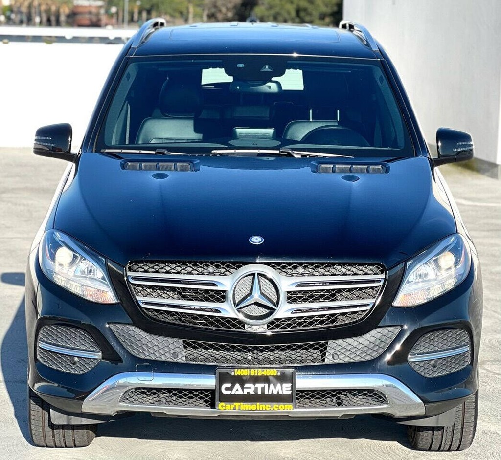 Mercedes-Benz GLE Vehicle Full-screen Gallery Image 12