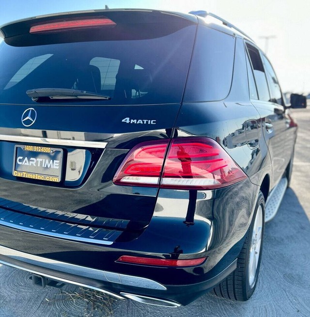 Mercedes-Benz GLE Vehicle Full-screen Gallery Image 10