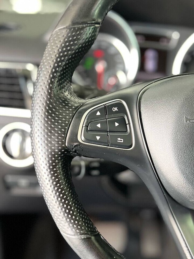 Mercedes-Benz GLE Vehicle Full-screen Gallery Image 16