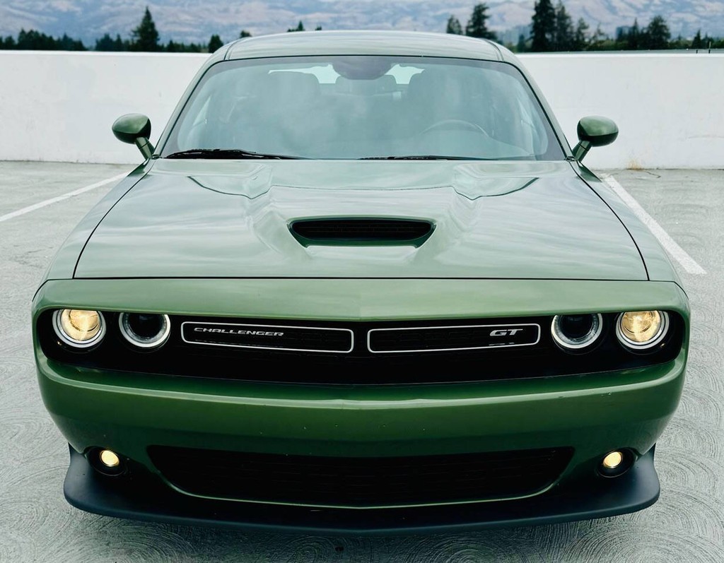 Dodge Challenger Vehicle Full-screen Gallery Image 04