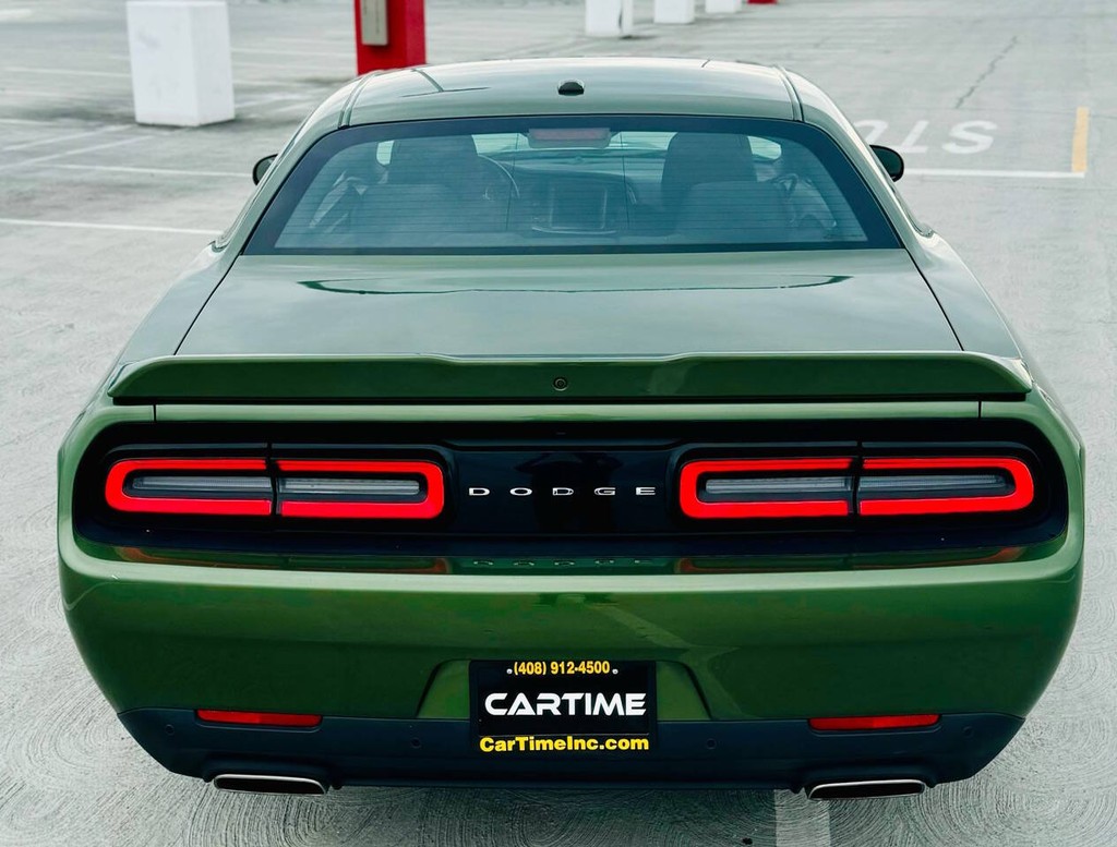Dodge Challenger Vehicle Full-screen Gallery Image 10