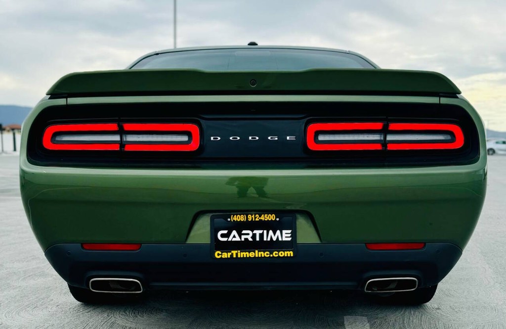 Dodge Challenger Vehicle Full-screen Gallery Image 11