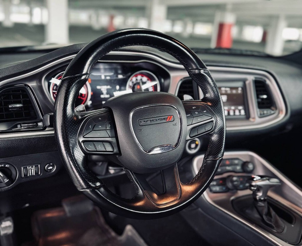 Dodge Challenger Vehicle Full-screen Gallery Image 17