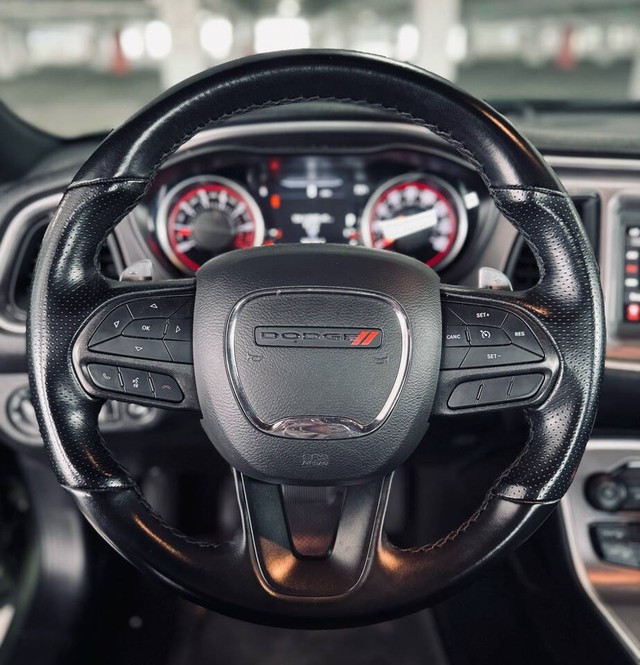 Dodge Challenger Vehicle Full-screen Gallery Image 13