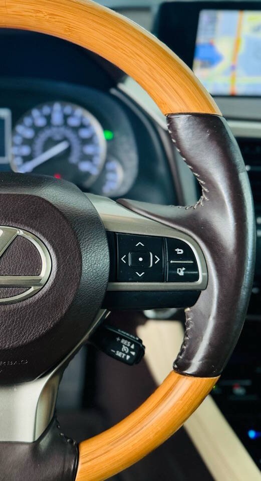 Lexus RX 350 Vehicle Full-screen Gallery Image 16