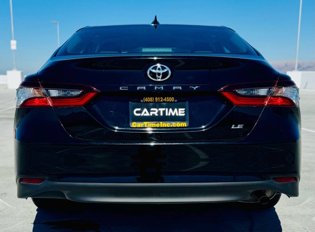 Toyota Camry Vehicle Full-screen Gallery Image 06