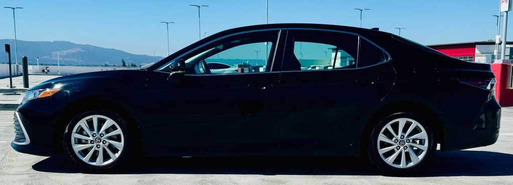 Toyota Camry Vehicle Full-screen Gallery Image 07