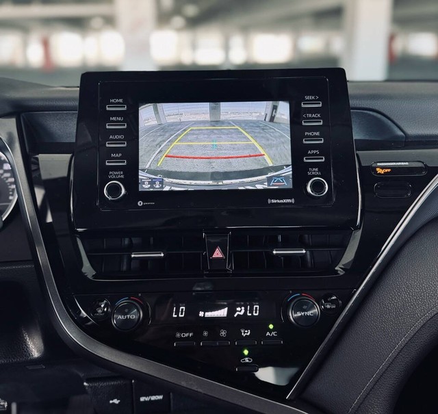 Toyota Camry Vehicle Full-screen Gallery Image 16