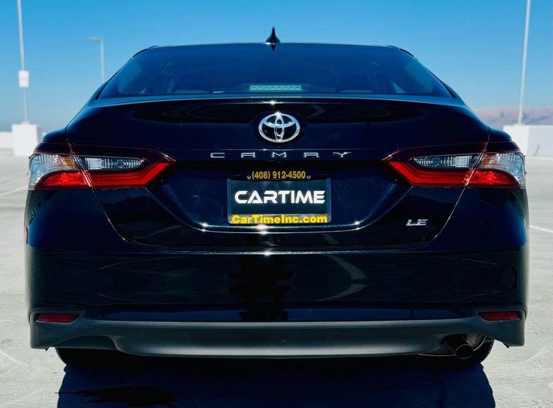 Toyota Camry Vehicle Full-screen Gallery Image 08