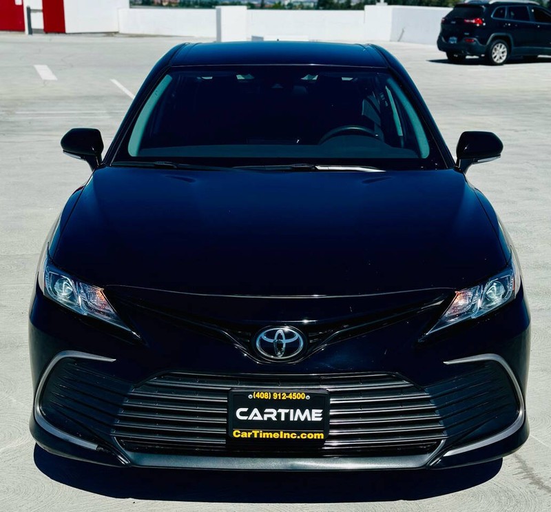 Toyota Camry Vehicle Full-screen Gallery Image 11